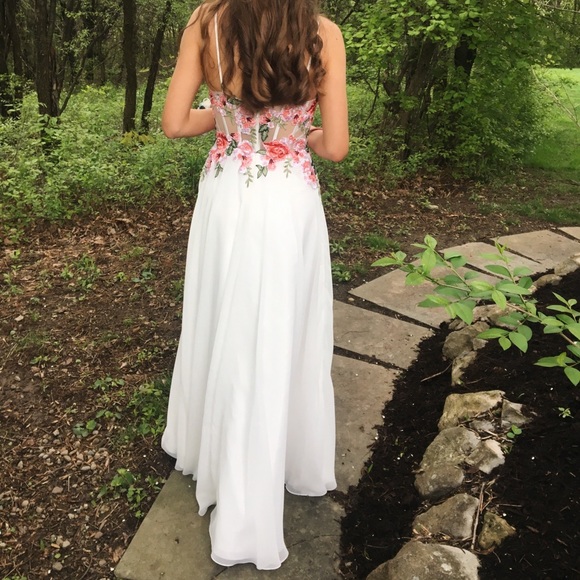 Dresses & Skirts - Flower embroidered white prom dress 🌺🌸🌹